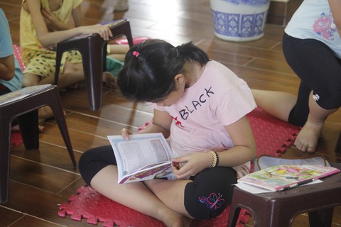 Cô gái giảng dạy tiếng Anh miễn phí ở chùa - Ảnh 3. Cô gái giảng dạy tiếng Anh miễn phí ở chùa - Ảnh 3.