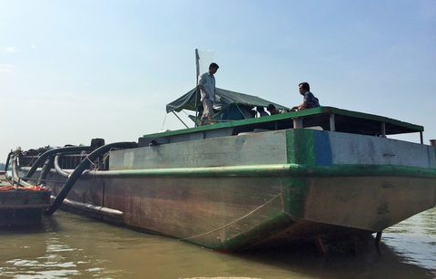 Nam thanh niên bị sét đánh rớt xuống sông Tiền mất tích - Ảnh 2. Nam thanh niên bị sét đánh rớt xuống sông Tiền mất tích - Ảnh 2.