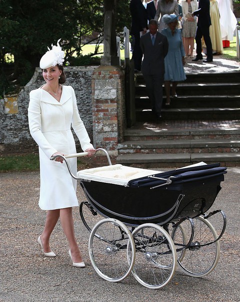 Vì sao Kate Middleton mặc lại đồ cũ trong đám cưới em chồng? - Ảnh 3. Vì sao Kate Middleton mặc lại đồ cũ trong đám cưới em chồng? - Ảnh 3.