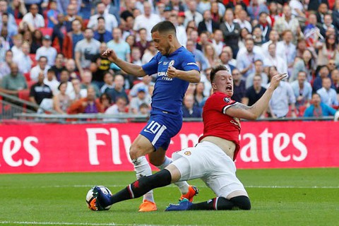 Phil Jones tái hiện biểu cảm sợ hãi sau 5 năm - Ảnh 2. Phil Jones tái hiện biểu cảm sợ hãi sau 5 năm - Ảnh 2.