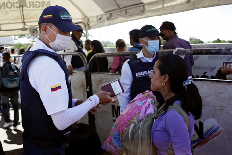 Bầu cử Venezuela: Tổng thống đương nhiệm đối đầu 2 ứng viên thân Mỹ - Ảnh 2. Bầu cử Venezuela: Tổng thống đương nhiệm đối đầu 2 ứng viên thân Mỹ - Ảnh 2.