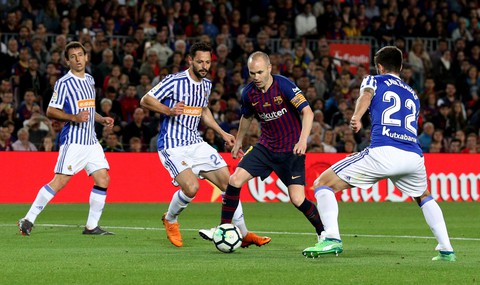 Nou Camp xúc động chia tay Iniesta - Ảnh 2. Nou Camp xúc động chia tay Iniesta - Ảnh 2.