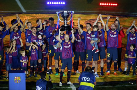 Nou Camp xúc động chia tay Iniesta - Ảnh 3. Nou Camp xúc động chia tay Iniesta - Ảnh 3.