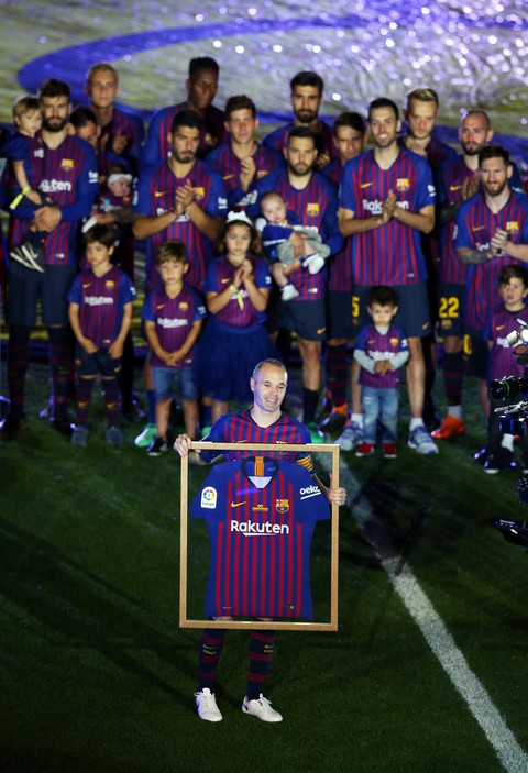 Nou Camp xúc động chia tay Iniesta - Ảnh 5. Nou Camp xúc động chia tay Iniesta - Ảnh 5.
