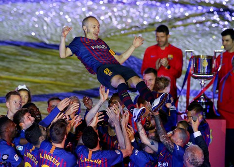 Nou Camp xúc động chia tay Iniesta - Ảnh 6. Nou Camp xúc động chia tay Iniesta - Ảnh 6.