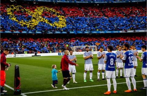 Nou Camp xúc động chia tay Iniesta - Ảnh 7. Nou Camp xúc động chia tay Iniesta - Ảnh 7.