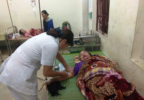 Bốn người bị sét đánh dù đang ngồi trong nhà - Ảnh 1. Bốn người bị sét đánh dù đang ngồi trong nhà - Ảnh 1.