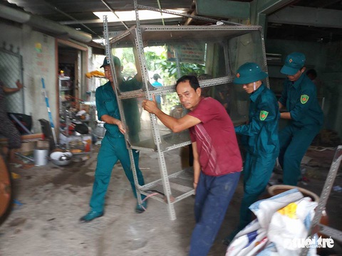Sạt lở tại Cần Thơ, 5 căn nhà bị cuốn xuống sông - Ảnh 4. Sạt lở tại Cần Thơ, 5 căn nhà bị cuốn xuống sông - Ảnh 4.