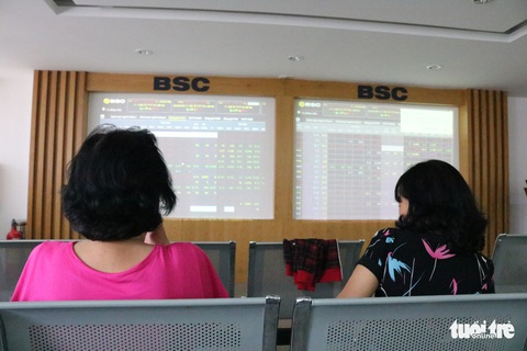 VN Index giảm 25,5 điểm, chứng khoán bốc hơi 76.400 tỉ đồng - Ảnh 1. VN Index giảm 25,5 điểm, chứng khoán bốc hơi 76.400 tỉ đồng - Ảnh 1.