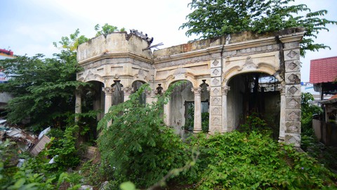 Chờ phân loại, dân thấp thỏm sống trong những biệt thự chờ sập - Ảnh 1. Chờ phân loại, dân thấp thỏm sống trong những biệt thự chờ sập - Ảnh 1.