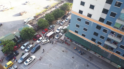 Công an giải tỏa bãi xe, hàng ngàn dân chung cư náo loạn - Ảnh 1. Công an giải tỏa bãi xe, hàng ngàn dân chung cư náo loạn - Ảnh 1.