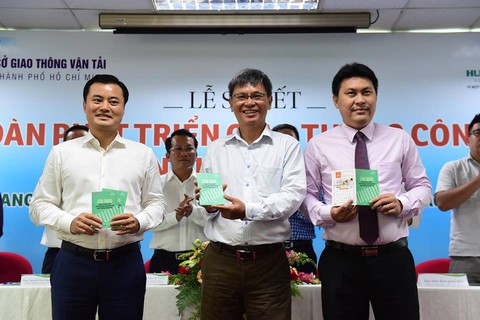 Nhân rộng, cam kết chất lượng các tuyến xe buýt mẫu - Ảnh 5. Nhân rộng, cam kết chất lượng các tuyến xe buýt mẫu - Ảnh 5.