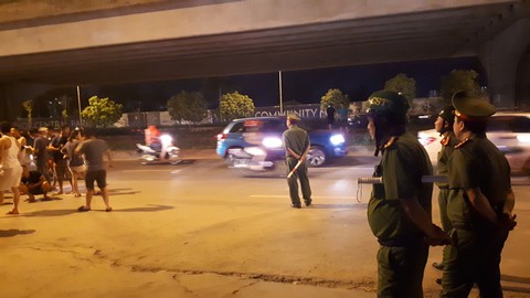 Công an giải tỏa bãi xe, hàng ngàn dân chung cư náo loạn - Ảnh 5. Công an giải tỏa bãi xe, hàng ngàn dân chung cư náo loạn - Ảnh 5.