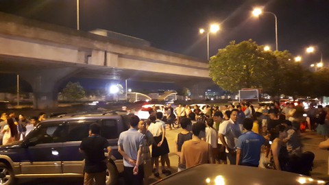 Công an giải tỏa bãi xe, hàng ngàn dân chung cư náo loạn - Ảnh 4. Công an giải tỏa bãi xe, hàng ngàn dân chung cư náo loạn - Ảnh 4.