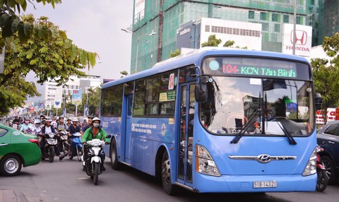 Nhiều việc phải làm để hút khách đi xe buýt, hạn chế xe cá nhân - Ảnh 1. Nhiều việc phải làm để hút khách đi xe buýt, hạn chế xe cá nhân - Ảnh 1.