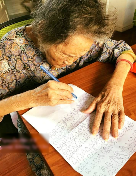 Dân mạng say mê câu chuyện cụ bà vẽ ngàn trái tim cho chồng - Ảnh 1. Dân mạng say mê câu chuyện cụ bà vẽ ngàn trái tim cho chồng - Ảnh 1.