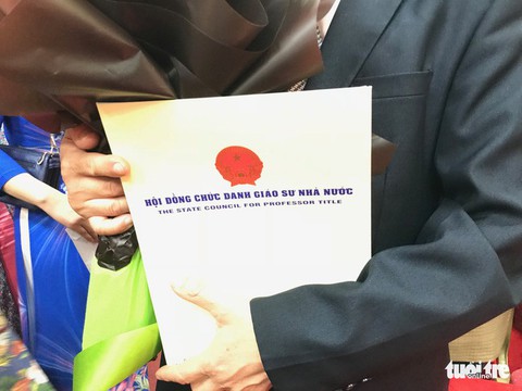 Yêu cầu báo cáo Thủ tướng vụ giáo sư Tồn bị tố đạo văn - Ảnh 1. Yêu cầu báo cáo Thủ tướng vụ giáo sư Tồn bị tố đạo văn - Ảnh 1.