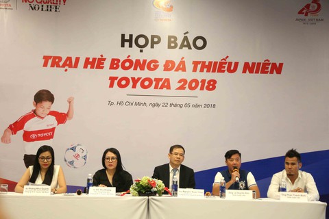 Huỳnh Đức và Thanh Bình tham gia trại hè bóng đá thiếu niên - Ảnh 2.