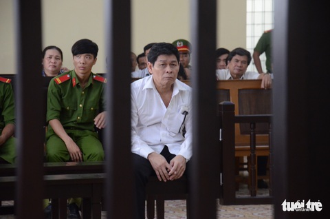 Náo loạn khi tòa tuyên án vụ dâm ô khiến nữ sinh lớp 5 tự tử - Ảnh 3. Náo loạn khi tòa tuyên án vụ dâm ô khiến nữ sinh lớp 5 tự tử - Ảnh 3.