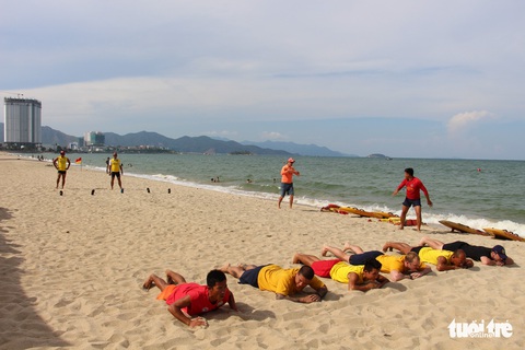 Xem hải quân Hoa Kỳ tập cứu hộ trên biển Nha Trang - Ảnh 3. Xem hải quân Hoa Kỳ tập cứu hộ trên biển Nha Trang - Ảnh 3.