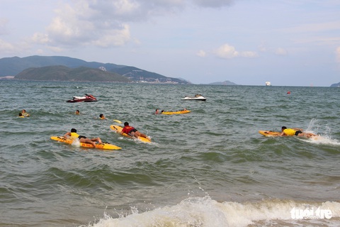 Xem hải quân Hoa Kỳ tập cứu hộ trên biển Nha Trang - Ảnh 4. Xem hải quân Hoa Kỳ tập cứu hộ trên biển Nha Trang - Ảnh 4.