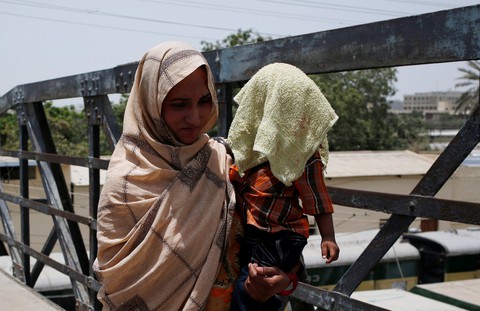 Pakistan nắng nóng đến 44 độ C, 65 người chết - Ảnh 1. Pakistan nắng nóng đến 44 độ C, 65 người chết - Ảnh 1.
