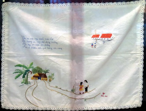 Nữ chiến sĩ ngồi tù thêu thơ lên áo gối - Ảnh 1. Nữ chiến sĩ ngồi tù thêu thơ lên áo gối - Ảnh 1.