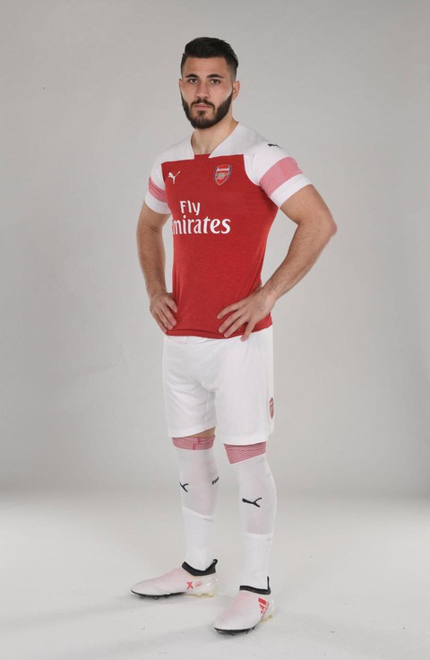 Sao Arsenal mặc... ngược quần lúc ra mắt áo đấu mùa mới - Ảnh 1. Sao Arsenal mặc... ngược quần lúc ra mắt áo đấu mùa mới - Ảnh 1.