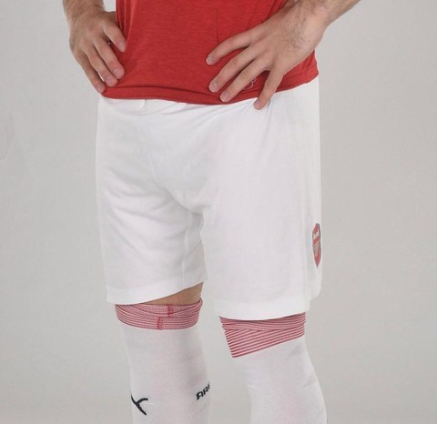 Sao Arsenal mặc... ngược quần lúc ra mắt áo đấu mùa mới - Ảnh 2. Sao Arsenal mặc... ngược quần lúc ra mắt áo đấu mùa mới - Ảnh 2.
