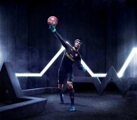 Sao Arsenal mặc... ngược quần lúc ra mắt áo đấu mùa mới - Ảnh 4. Sao Arsenal mặc... ngược quần lúc ra mắt áo đấu mùa mới - Ảnh 4.