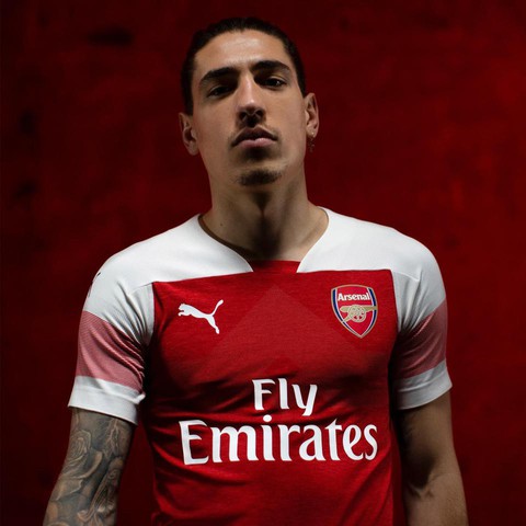 Sao Arsenal mặc... ngược quần lúc ra mắt áo đấu mùa mới - Ảnh 5. Sao Arsenal mặc... ngược quần lúc ra mắt áo đấu mùa mới - Ảnh 5.
