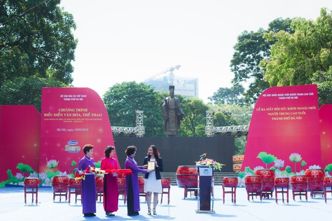 Rèn luyện sức khỏe cùng người cao tuổi - Ảnh 3. Rèn luyện sức khỏe cùng người cao tuổi - Ảnh 3.
