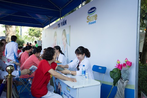 Rèn luyện sức khỏe cùng người cao tuổi - Ảnh 4. Rèn luyện sức khỏe cùng người cao tuổi - Ảnh 4.