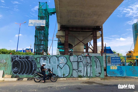 Chi chít hình vẽ xấu xí dọc tuyến Metro Bến Thành Suối Tiên - Ảnh 7. Chi chít hình vẽ xấu xí dọc tuyến Metro Bến Thành Suối Tiên - Ảnh 7.