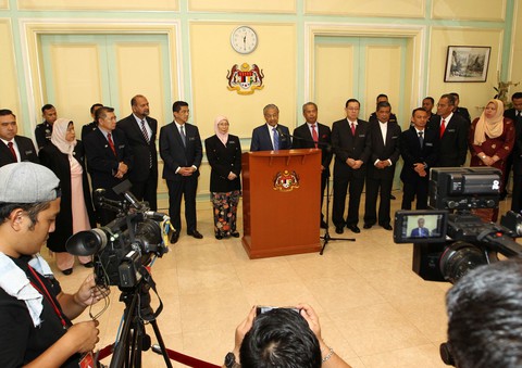 Thủ tướng Malaysia giảm lương bộ trưởng, thu nhỏ bộ máy - Ảnh 2. Thủ tướng Malaysia giảm lương bộ trưởng, thu nhỏ bộ máy - Ảnh 2.