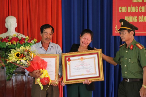 Trao tặng huân chương cho chiến sĩ công an xả thân cứu người - Ảnh 4. Trao tặng huân chương cho chiến sĩ công an xả thân cứu người - Ảnh 4.