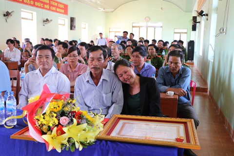 Trao tặng huân chương cho chiến sĩ công an xả thân cứu người - Ảnh 1. Trao tặng huân chương cho chiến sĩ công an xả thân cứu người - Ảnh 1.