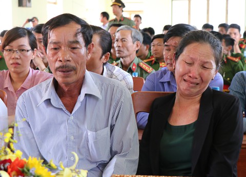 Trao tặng huân chương cho chiến sĩ công an xả thân cứu người - Ảnh 3. Trao tặng huân chương cho chiến sĩ công an xả thân cứu người - Ảnh 3.