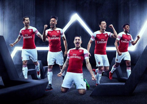 Sao Arsenal mặc... ngược quần lúc ra mắt áo đấu mùa mới - Ảnh 3. Sao Arsenal mặc... ngược quần lúc ra mắt áo đấu mùa mới - Ảnh 3.