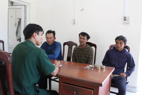Bắt quả tang ngư dân Quảng Ngãi tàng trữ thuốc nổ trên tàu cá - Ảnh 2. Bắt quả tang ngư dân Quảng Ngãi tàng trữ thuốc nổ trên tàu cá - Ảnh 2.
