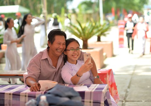 Ba bán cá viên cười tươi rói, chụp ảnh cùng con ngày bế giảng - Ảnh 1. Ba bán cá viên cười tươi rói, chụp ảnh cùng con ngày bế giảng - Ảnh 1.