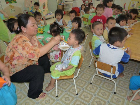 Vừa ăn xong lại... ăn, trẻ mầm non chui vào nhà vệ sinh trốn - Ảnh 1. Vừa ăn xong lại... ăn, trẻ mầm non chui vào nhà vệ sinh trốn - Ảnh 1.