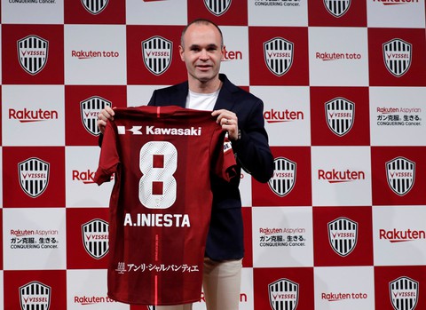 Sang Nhật, Iniesta vẫn mặc áo số 8 - Ảnh 1. Sang Nhật, Iniesta vẫn mặc áo số 8 - Ảnh 1.