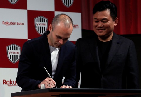 Sang Nhật, Iniesta vẫn mặc áo số 8 - Ảnh 3. Sang Nhật, Iniesta vẫn mặc áo số 8 - Ảnh 3.