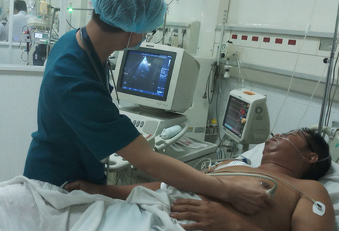 Trực thăng đưa người nhồi máu cơ tim từ Trường Sa về trong đêm - Ảnh 1. Trực thăng đưa người nhồi máu cơ tim từ Trường Sa về trong đêm - Ảnh 1.