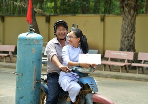Ba bán cá viên cười tươi rói, chụp ảnh cùng con ngày bế giảng - Ảnh 3. Ba bán cá viên cười tươi rói, chụp ảnh cùng con ngày bế giảng - Ảnh 3.