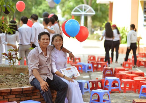 Ba bán cá viên cười tươi rói, chụp ảnh cùng con ngày bế giảng - Ảnh 2. Ba bán cá viên cười tươi rói, chụp ảnh cùng con ngày bế giảng - Ảnh 2.