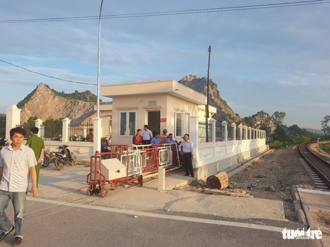 Vụ lật tàu hỏa: tạm đình chỉ 2 nhân viên trực gác chắn - Ảnh 1. Vụ lật tàu hỏa: tạm đình chỉ 2 nhân viên trực gác chắn - Ảnh 1.