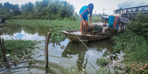 mới 15 tuổi nhưng cậu bé này đã hơn 10 năm theo cha mẹ đi tìm những luồng cá sông - ảnh quốc việt mới 15 tuổi nhưng cậu bé này đã hơn 10 năm theo cha mẹ đi tìm những luồng cá sông - ảnh quốc việt