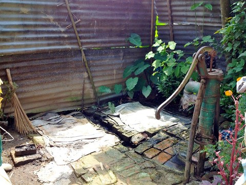 Cuộc sống kinh hoàng phía sau đồi trà xanh mướt ở Ấn Độ - Ảnh 2. Cuộc sống kinh hoàng phía sau đồi trà xanh mướt ở Ấn Độ - Ảnh 2.